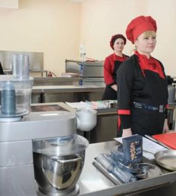 Оновлене меню та сучасне обладнання: у Кременчуці проводять тренінги для шкільних кухарів