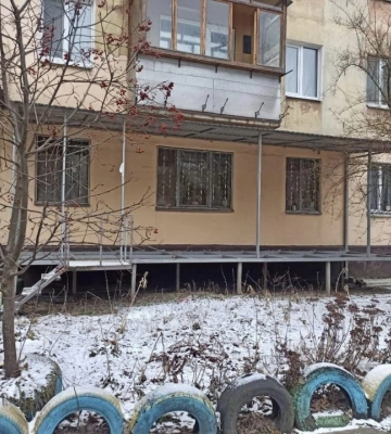 У Дніпрі комунальники демонтували гігантський цар-балкон