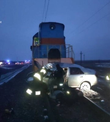 У Долинській громаді зіткнулися потяг та автомобіль, є двоє постраждалих 