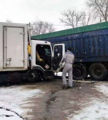 У Синельниківському районі зіштовхнулись дві вантажівки: водія затисло в салоні