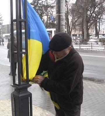 Збирає гроші на ЗСУ: пенсіонер приїздить до Луцька грати на баяні та співати на зупинках (відео)