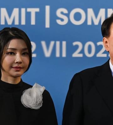 У Південній Кореї перша леді нібито прийняла в подарунок сумку Dior. Репутація президента під загрозою