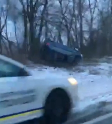 Під Луцьком авто злетіло з дороги й перекинулося на дах (відео)
