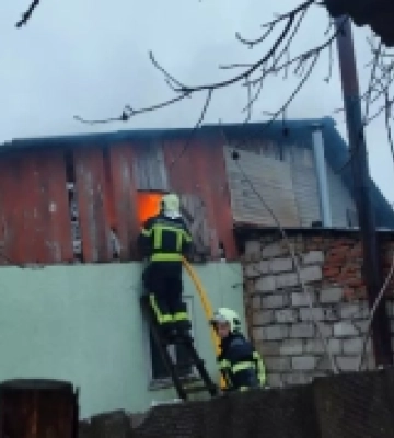 Виноградівські рятувальники ліквідували загоряння літньої кухні