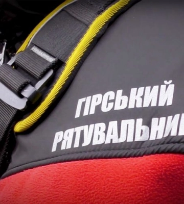 На Львівщині рятувальники спустили з гори двох травмованих лижниць
