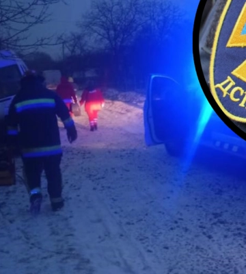 У Надвірнянській громаді вантажівка притиснула пішохода до огорожі