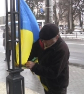 Пише пісні і друкує авторські збірки: у Луцьку 65-річний музикант збирає гроші для захисників (Відео)