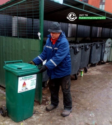 У Львові встановили додаткові баки для збору бляшанок на окопні свічки. Адреси