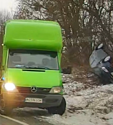У Луцькому районі Hyundai злетів у кювет
