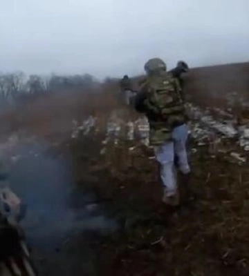 Бійці ССО атакують ворожу позицію та захоплюють у полон двох окупантів. ВIДЕО бою