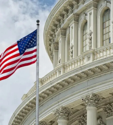 Помощь Украине от США «висит на волоске» из-за влияния Трампа – Financial Times
