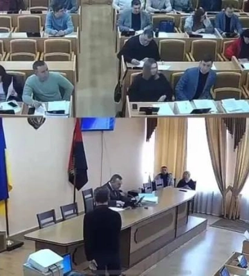 Повестки вручили прямо на заседании горсовета
