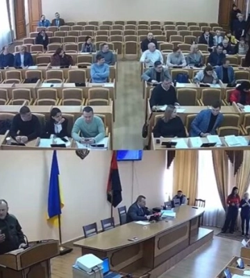 Депутатам во Львовской области во время сессии вручили повестки. Видео