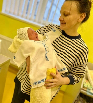 У пологових будинках Львова немовлят одягають у льолі