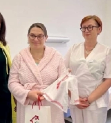 Немовлятам на Львівщині рукодільниці подарували перші вишиті сорочки