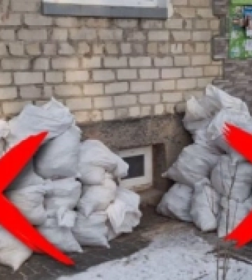 Оштрафують чоловіка, який наскладав будівельне сміття під підʼїздом у Луцьку