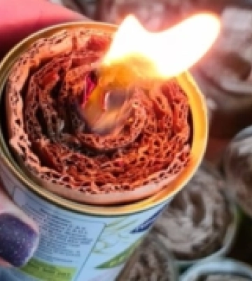 Пластуни Рівного виготовляють окопні свічки для ЗСУ: куди приносити бляшанки