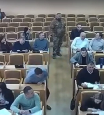 На Львівщині депутатам на сесії вручили повістки, відео