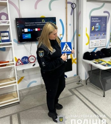 Поліцейські разом із рятувальниками презентували учням миколаївської гімназії мобільний клас безпеки