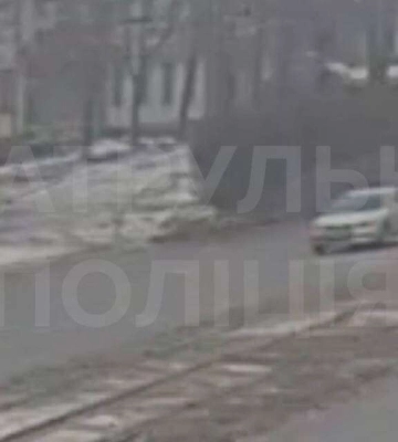 По Дніпру їздила автівка без водія: відео з камер спостереження