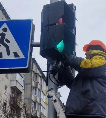 У Рівному замінили вуличні лампи та ремонтували світлофори