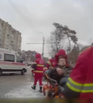 У Луцьку посеред дороги у чоловіка стався напад епілепсії – допомогли патрульні (відео)