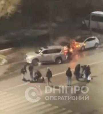 У Дніпрі автомобіль збив чотирьох пішоходів на «зебрі» (ВІДЕО)