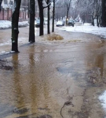 У Києві на вулиці Олекси Тихого внаслідок пошкодження водопроводу п’ять будинків залишились без води