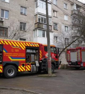 Під час пожежі у підвальному приміщені багатоповерхівки рятувальники евакуювали з будинку вісім людей, із них четверо дітей