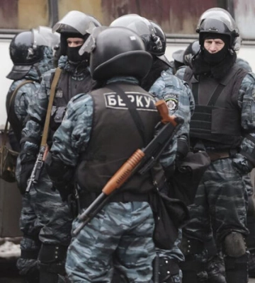 Справи Майдану: Повідомлено про підозру двом експравоохоронцям, причетним до знищення табельної зброї &quot;чорної роти&quot; Беркуту