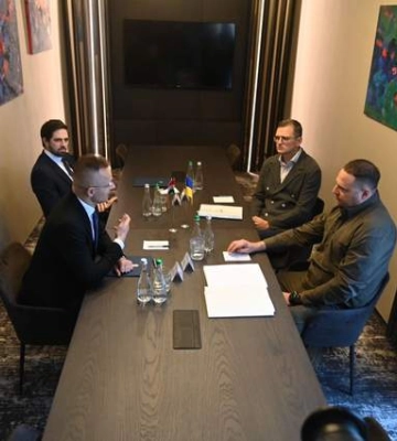 Глава МЗС Угорщини прибув в Україну, - журналіст