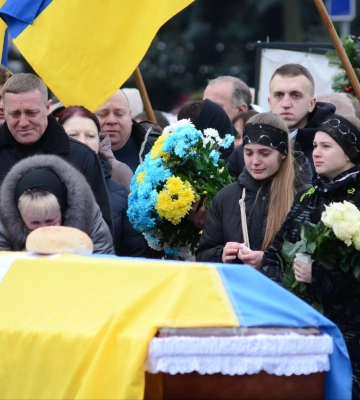 У центрі Рівного прощалися з трьома багатодітними батьками (ФОТО)