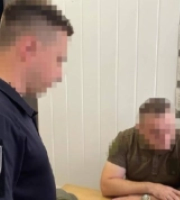 Хабарі та побиття: на Одещині викрили посадовця військової частини, який брав з бійців гроші за відгули