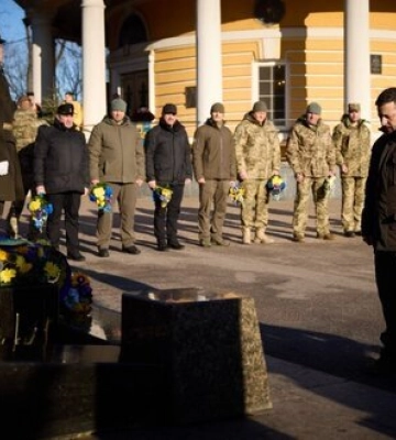 Зеленський та Залужний вшанували пам’ять Героїв Крут. ФОТОрепортаж