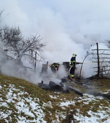 На Волині горіла господарська споруда: працювали рятувальники 