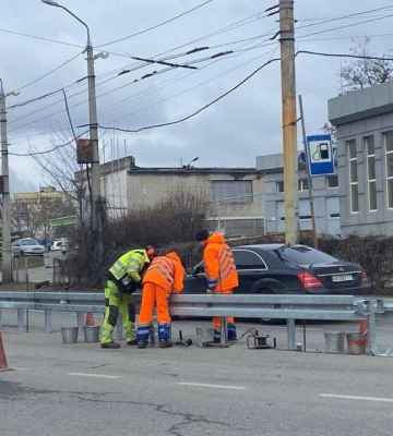 В Днепре на Березинке устанавливают колесоотбойный брус