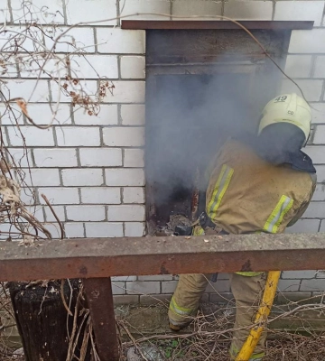 На пожежі під Харковом ДСНСники врятували жінку