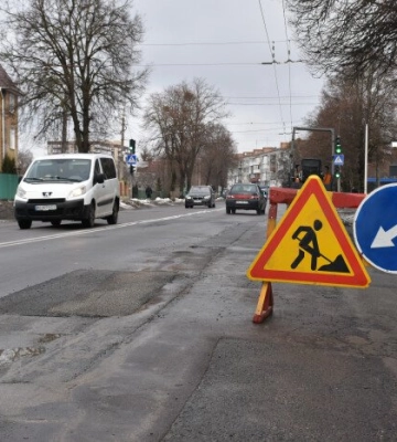 На вулицях Луцька ремонтують дорожнє покриття (Фото)
