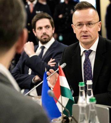 Венгрия будет поддерживать Украину в гуманитарных вопросах, но не будет поставлять оружие, – Сийярто