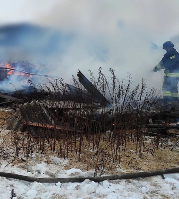 Рятувальники Сумщини ліквідували пожежі, що виникли через ворожі удари (ВІДЕО)