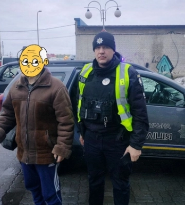 Луцькі патрульні повернули додому дідуся, який загубився в місті