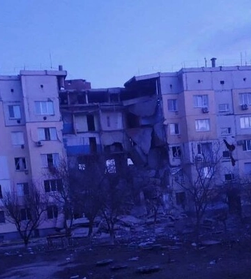Унаслідок удару військ РФ по Бериславу обвалилась частина багатоповерхівки