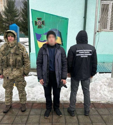 &quot;Запіканка з паспортом&quot;: українець заховав документи у боксі з їжею, аби приховати намір перетнути кордон
