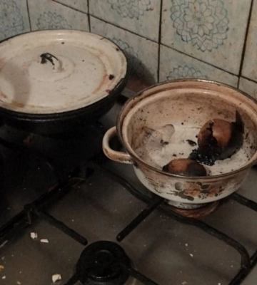 У Києві жінка увімкнула плиту та впала від серцевого нападу