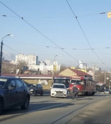 У Дніпрі зіткнулись авто служби таксі та Mazda: рух трамваїв ускладнено