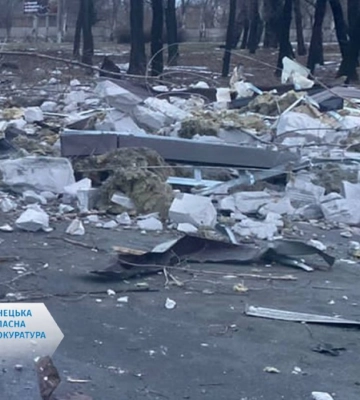 Окупанти вдарили по Мирнограду, влучивши в готель: є жертви та пошкодження