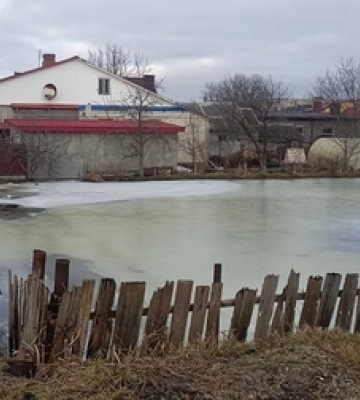 Затопило й заморозило: городи волинян перетворилися на ковзанки 