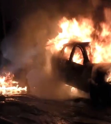 У Львові згоріла вщент припаркована «Skoda Fabia» (відео)