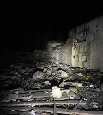 росіяни вночі вдарили ракетою по Мирнограду на Донеччині: вгатили біля готелю, є загиблий та поранений