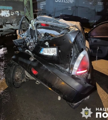 У Львові легковик влетів у вантажний потяг, водія з авто вирізали рятувальники
